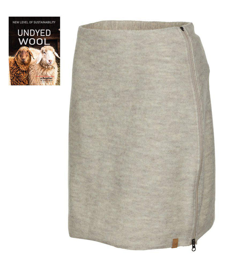 Rak kjol i ljus ullton med subtil melering, dragkedja längs sidan och litet märke nertill, fotad mot vit bakgrund med "Undyed Wool"-skylt.