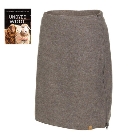  Rak kjol i naturligt brunmelerad ull med diskret dragkedja i sidan och litet tygmärke nertill, mot vit bakgrund och "Undyed Wool"-skylt.